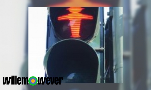 Waarom hangt het stoplicht voor de trein onderste boven? rood onder,groen boven?