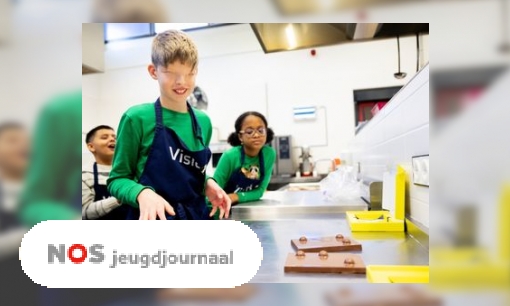 Blinde en slechtziende kinderen maken chocoladeletters in braille