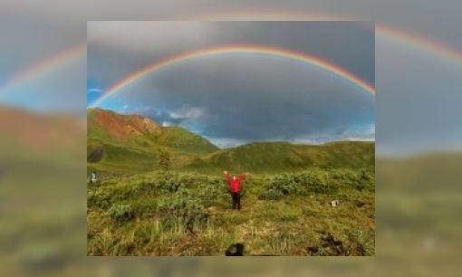 Waarom is de regenboog rond, de zon schijnt immers maar aan één kant?