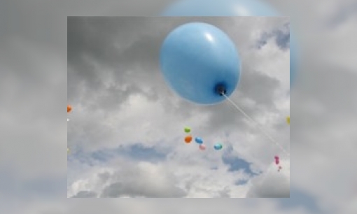 Waarom zakt een ballon met helium na een tijdje?