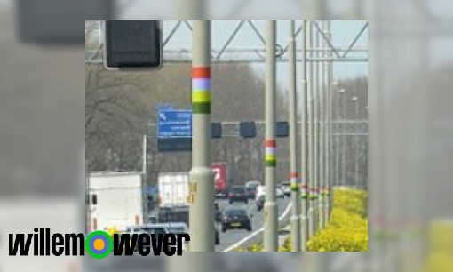 Waarom hebben de lantaarnpalen langs de A12 gekleurde strepen ( vanaf Den Haag)
