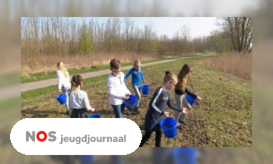 Kinderen zaaien bloemen voor meer vlinders