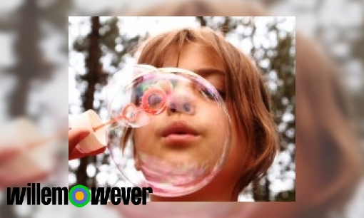 Plaatje Waarom zijn zeepbellen altijd wit, ook al is het afwasmiddel groen of geel?