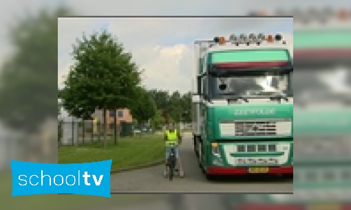 Hoe stel je je veilig op naast een vrachtwagen?