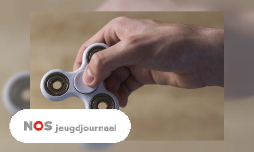 Met de handen in het haar om fidget spinners