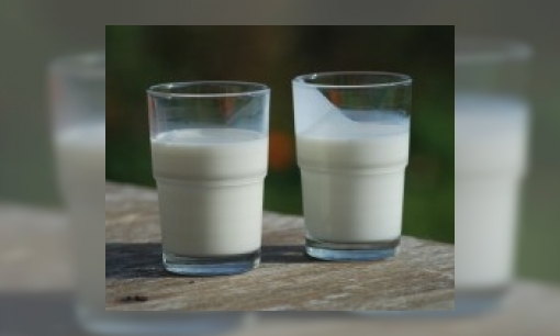 Waarom blijven resten van karnemelk aan het glas plakken als je het leeg drinkt?