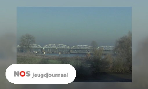 Plaatje Boten op het droge na ongeluk met schip