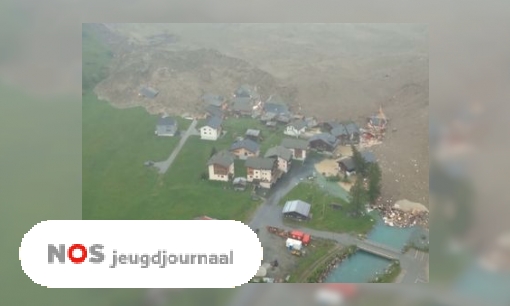 Plaatje Zwitsers dorp bedolven onder zand en stenen na aardverschuiving