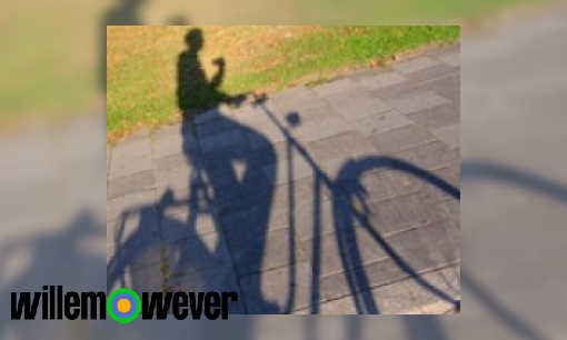 Plaatje Hoe komt het dat je schaduw je op de fiets voorbij rijdt als de zon schijnt?
