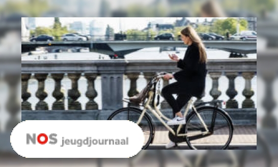 Plaatje Boete voor appen op de fiets wordt 95 euro