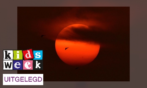 Plaatje Donkerrode zon boven Nederland