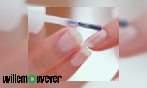 Plaatje Waarom gaat nagellak snel van je nagels af, maar niet als je het ergens op knoeit?