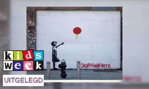 Plaatje Wereldberoemde kunstenaar Banksy opent tentoonstelling. Wie is hij?