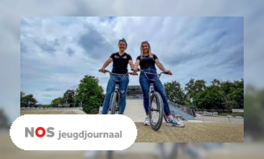 Plaatje BMX-zussen Laura en Merel helpen elkaar naar de top: 