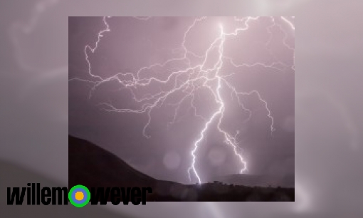 Plaatje Komt bliksem uit de lucht of uit de grond?