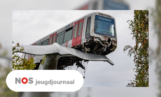 Plaatje Metro rijdt door stopblok en hangt hoog in de lucht