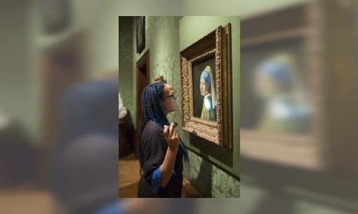 Plaatje Dichter bij Vermeer en het Meisje